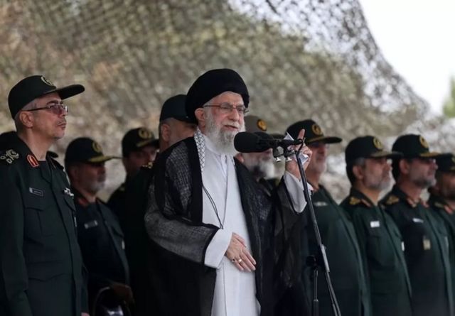 آیت‌الله خامنه‌ای، رهبر ایران، در جمع نیروهای سپاه پاسداران