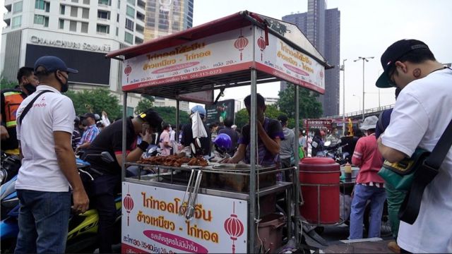 A vendor who sells fried chicken.