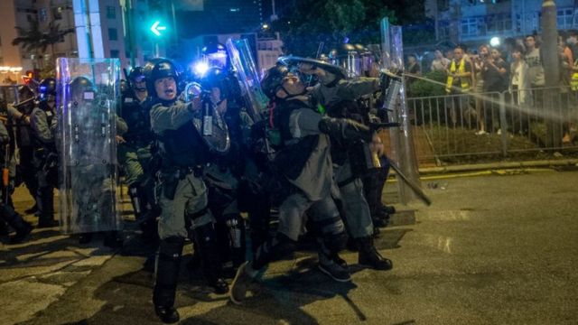 Cảnh sát xịt hơi cay tại một khu vực ở Mong Kok