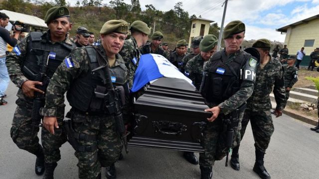 Entierro de un policía militar en Honduras