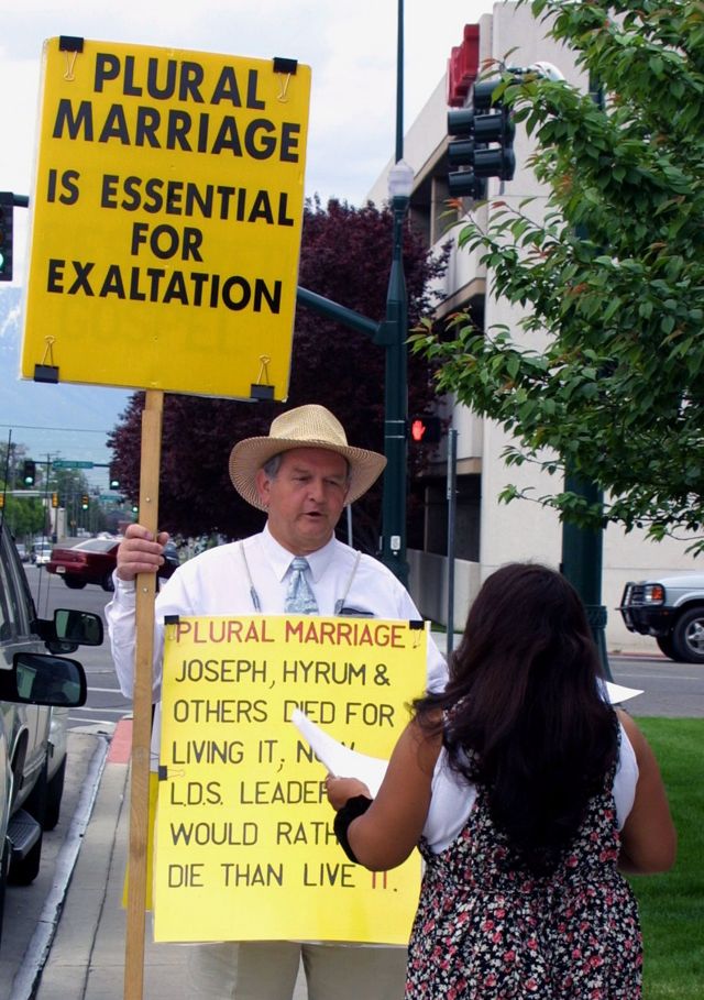 Un manifestante a favor de la poligamia en Utah en 2001.