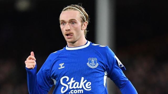 Tom Davies in action for Everton