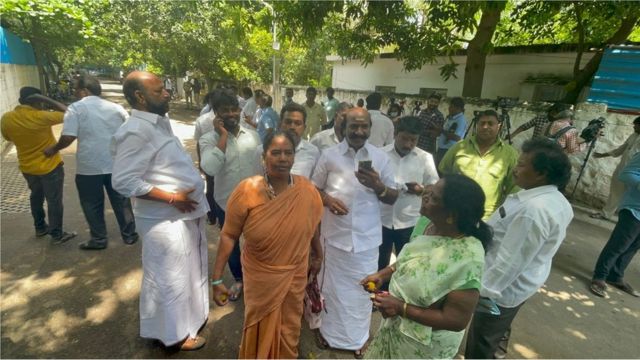 தீர்ப்பைக் கொண்டாடுவதற்கு எடப்பாடி பழனிசாமி இல்லத்தில் குவிந்த அவரது ஆதரவாளர்கள்.