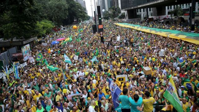 ルセフ大統領辞任を求めるデモに数十万人が参加した（13日）