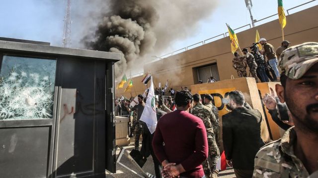 معترضان در پی حمله هوایی به نیروهای حشد به سفارت آمریکا در بغداد حمله کردند