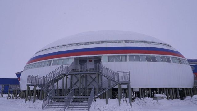 被称为“北极三叶草”的军事堡垒。俄国军方形容它就像一艘停泊在北极冰雪世界里的太空船。(photo:BBC)
