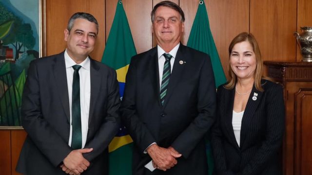 Os secretários Hélio Angotti e Mayra Pinheiro, ambos médicos, com o presidente Jair Bolsonaro