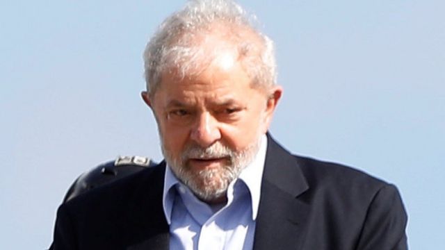 Lula aparece em pátio durante saída da prisão