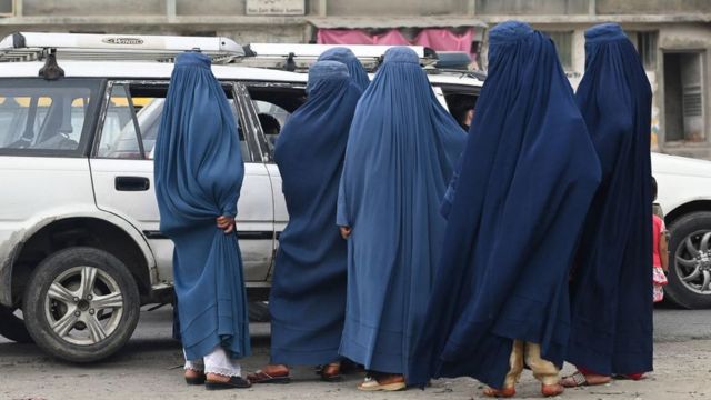 Abagore bambaye burqa barindiiiye kwurira taxi muri Kabul ku wa 31/07/2021