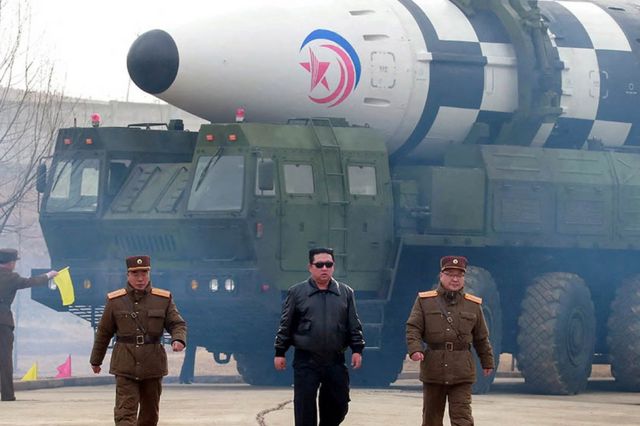 صورة لكيم جونغ أون أمام أكبر صاروخ باليستي عابر للقارات في كوريا الشمالية
