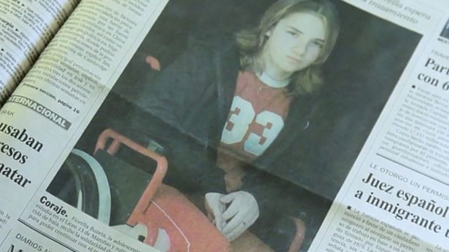 Fiorella en 2004 en silla de ruedas, en la foto de un periódico. Un párrafo abajo se titula "Coraje"