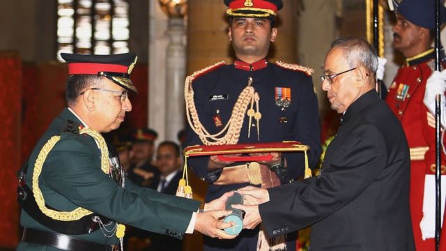 नेपाली सेनाका प्रधानसेनापति भारतीय सेनाको मानार्थ महारथीको सम्मान लिएर नयाँ दिल्लीबाट काठमाण्डू नफर्कँदै नाकाबन्दी हटेको थियो