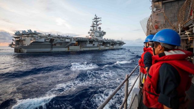 从美国海军安提顿号飞弹巡洋舰（USS Antietam）上拍摄在南中国海上航行的里根号航母（USS Ronald Reagan）（美国海军图片17/6/2023）