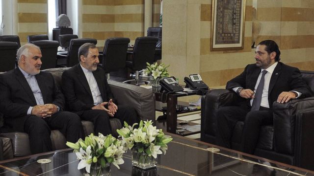 الحريري خلال اجتماعه بعلي أكبر ولايتي (في المنتصف) مستشار الشؤون الخارجية الإيراني