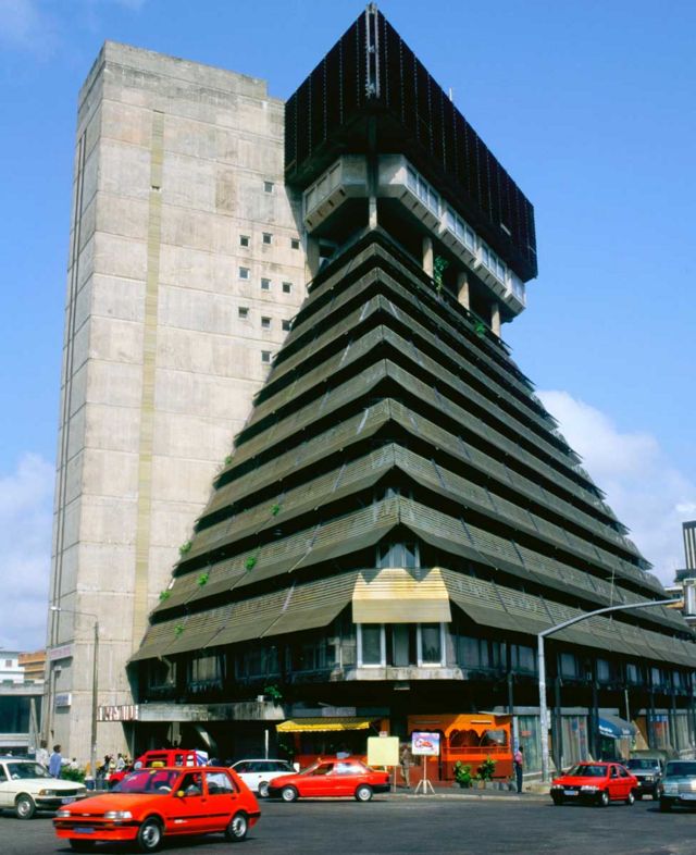 „Drevne ruševine civilizacije svemirskih putnika" ili brutalistička Le Piramid u centru Abidžana? (arhitekta: Rinaldo Olivijeri)
