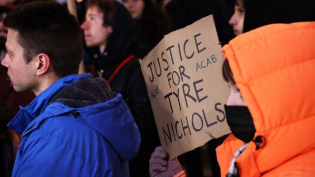 Varias personas se reunieron en Nueva York para protestar por la muerte de Tyre Nichols.