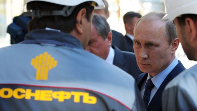 Владимир Путин и сотрудники "Роснефти"