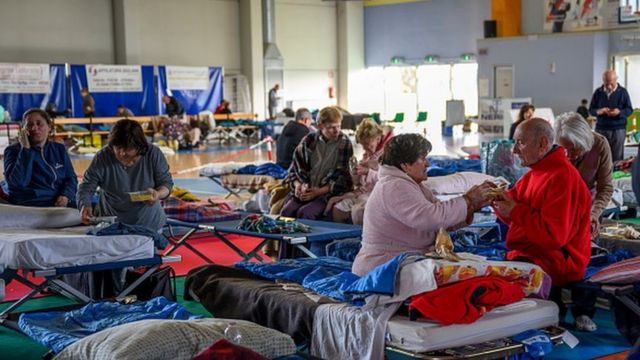 Эвакуированные в спортивном зале