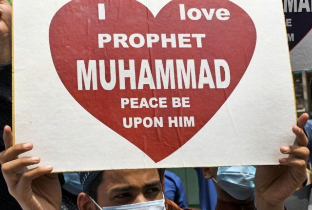 Demonstrators express their refusal to insult the Prophet Muhammad in India