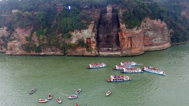 Tourist boats next to the Leshan Buddha in February