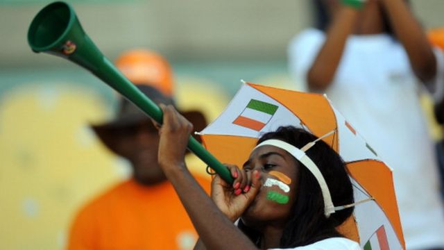 Une supportrice ivoirienne soufflant dans son vuvuzela en 2013 (image d'archives)