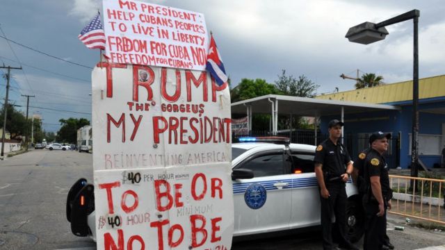 Hombre apoyando a Trump en Miami, Florida.
