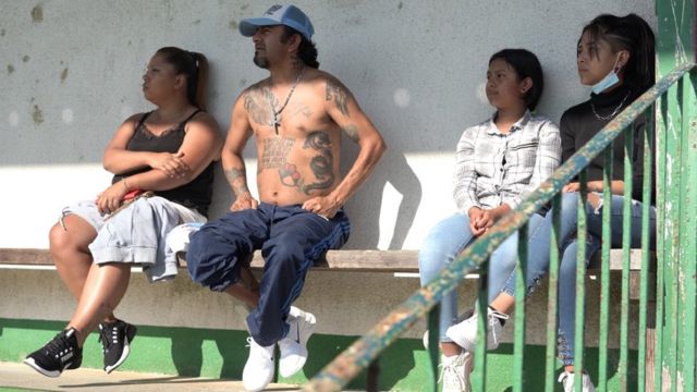 Roberto y su familia en un estadio