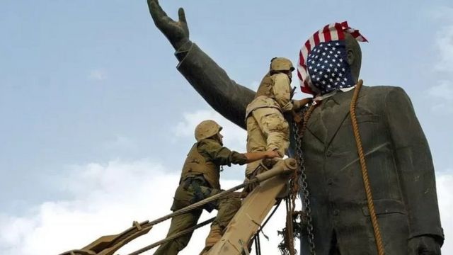 جنود أمريكيون يسقطون تمثالا لصدام حسين