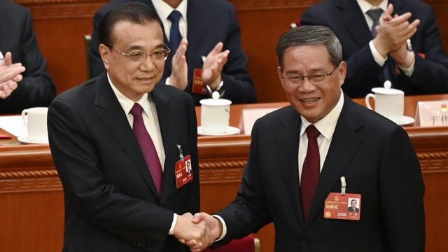 北京人民大会堂中国全国人大会议上李克强（左）与李强（右）握手（11/3/2023）