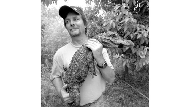 El tío del escritor, el conservacionista John Thorbjarnarson, sosteniendo un cocodrilo pequeño
