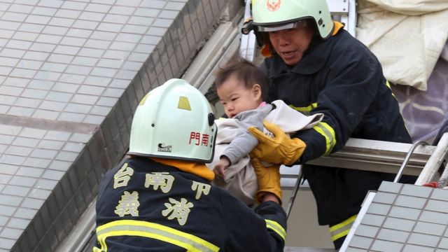 M6.4の地震で倒れた高層マンションから赤ちゃんが救出された（6日）