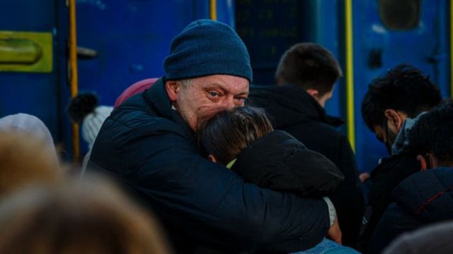 Một người đàn ông nói lời tạm biệt với con gái của mình trước khi cô lên chuyến tàu sơ tán tại nhà ga trung tâm của Kyiv vào ngày 28 tháng 2