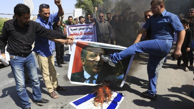 متظاهرون يحرقون صورة اردوغان وعلم اسرائيل