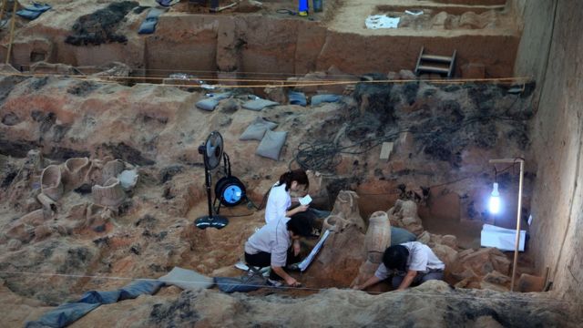 Arqueólogos trabajando en el lugar donde fueron enterrados los guerreros, en Xian.