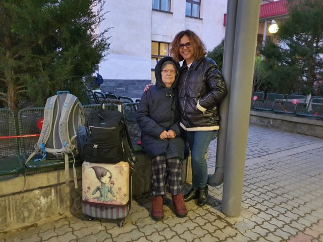 Yulia e Silvana em esta&ccedil;&atilde;o de trem na Crimeia