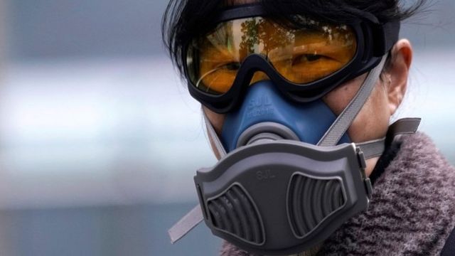 Una mujer con una máscara protegiéndose el rostro en el metro de Shanghái, el 13 de febrero de 2020.