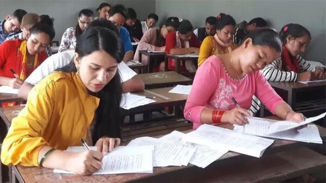 परीक्षा दिँदै विद्यार्थीहरू