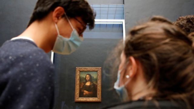 Jóvenes frente a la Mona Lisa