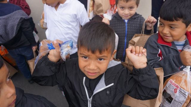 Niños recogiendo alimentos en Salinas