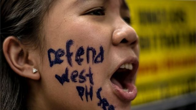 Una mujer en Manila protesta sobre los reclamos de China en le Mar Meridional de China.