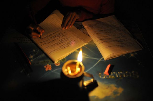 बिजुली जाँदा दियो बालेर पढ्दै