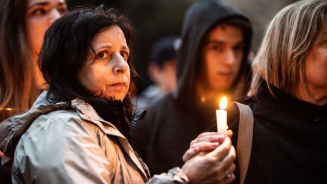 Personas durante la vigilia en Pittsburgh.