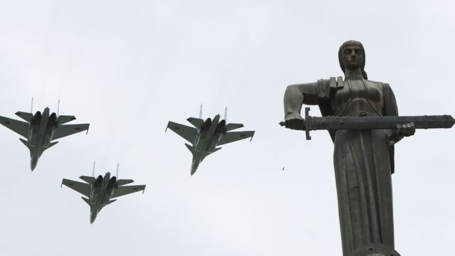 Истребители Су-30СМ во время воздушного парада над монументом "Мать-Армения" в парке Победы в 75-ю годовщину Победы в Великой Отечественной войне