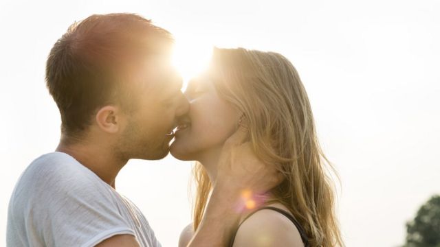 Por qué cuando besamos en la boca tendemos a inclinar la cabeza hacia la  derecha? - BBC News Mundo