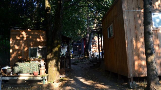 Imagem mostra estrutura do acampamento Hazelnut Grove, voltado a pessoas sem teto em Portland, nos EUA