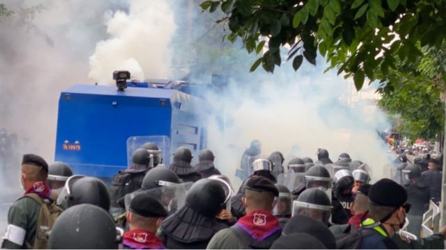 รถฉีดน้ำท่ามกลางพลุควัน