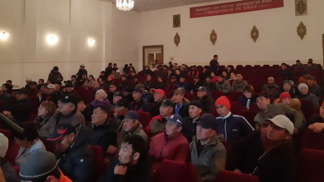 Мухаммедкалый Абылгазиев парламентте сүйлөгөн сөзүндө «Кыргызстандагы ЮрАзия» компаниясынын техникалары кендин аймагынан чыгарылып жатканын айткан