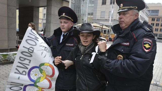 Ativista gay preso em Moscou em 2013