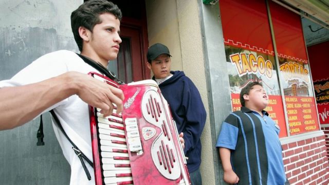 Latinos en el barrio Little Village de Chicag