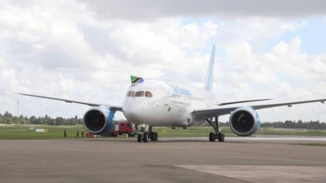 Ndege aina ya Dreamliner ikiwasili katika uwanja wa ndege wa Julius Nyerere kutoka Marekani